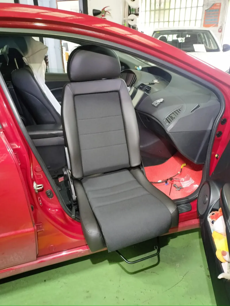 Asiento giratorio instalado en un vehículo en el taller CME